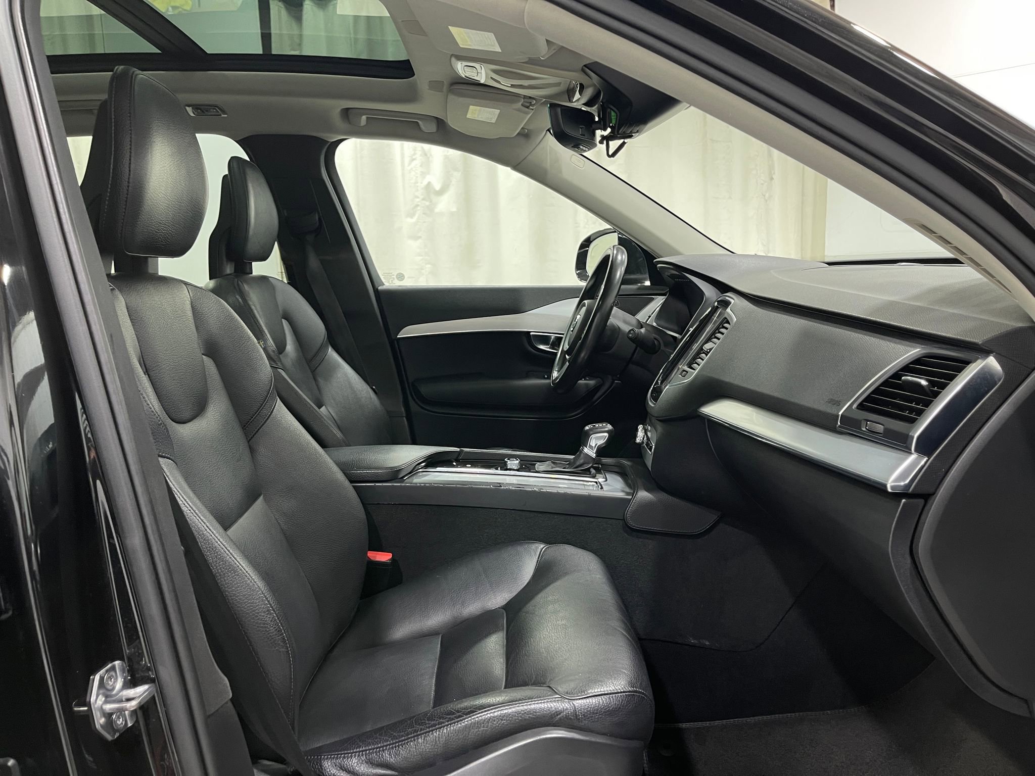 Used 2018 Volvo XC90 T5 Momentum w/ Convenience Package FWD image 34