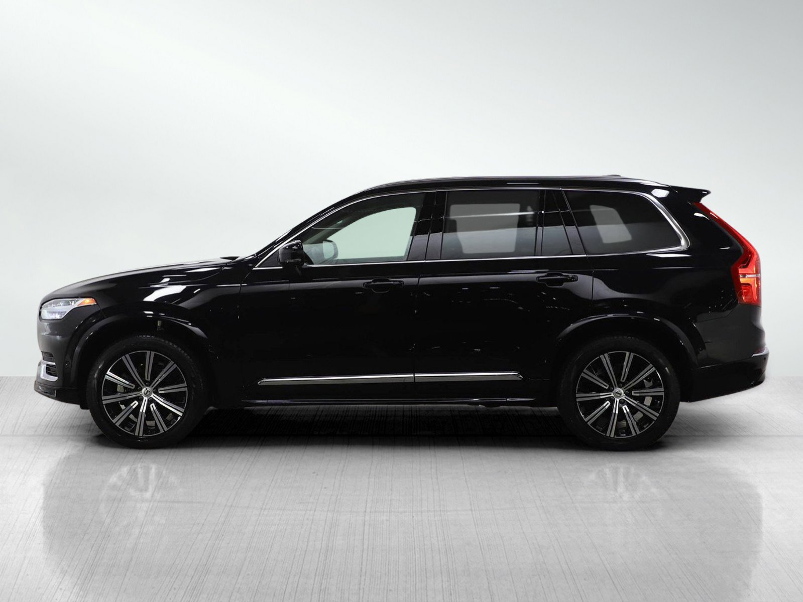 Used 2025 Volvo XC90 B6 Plus image 2