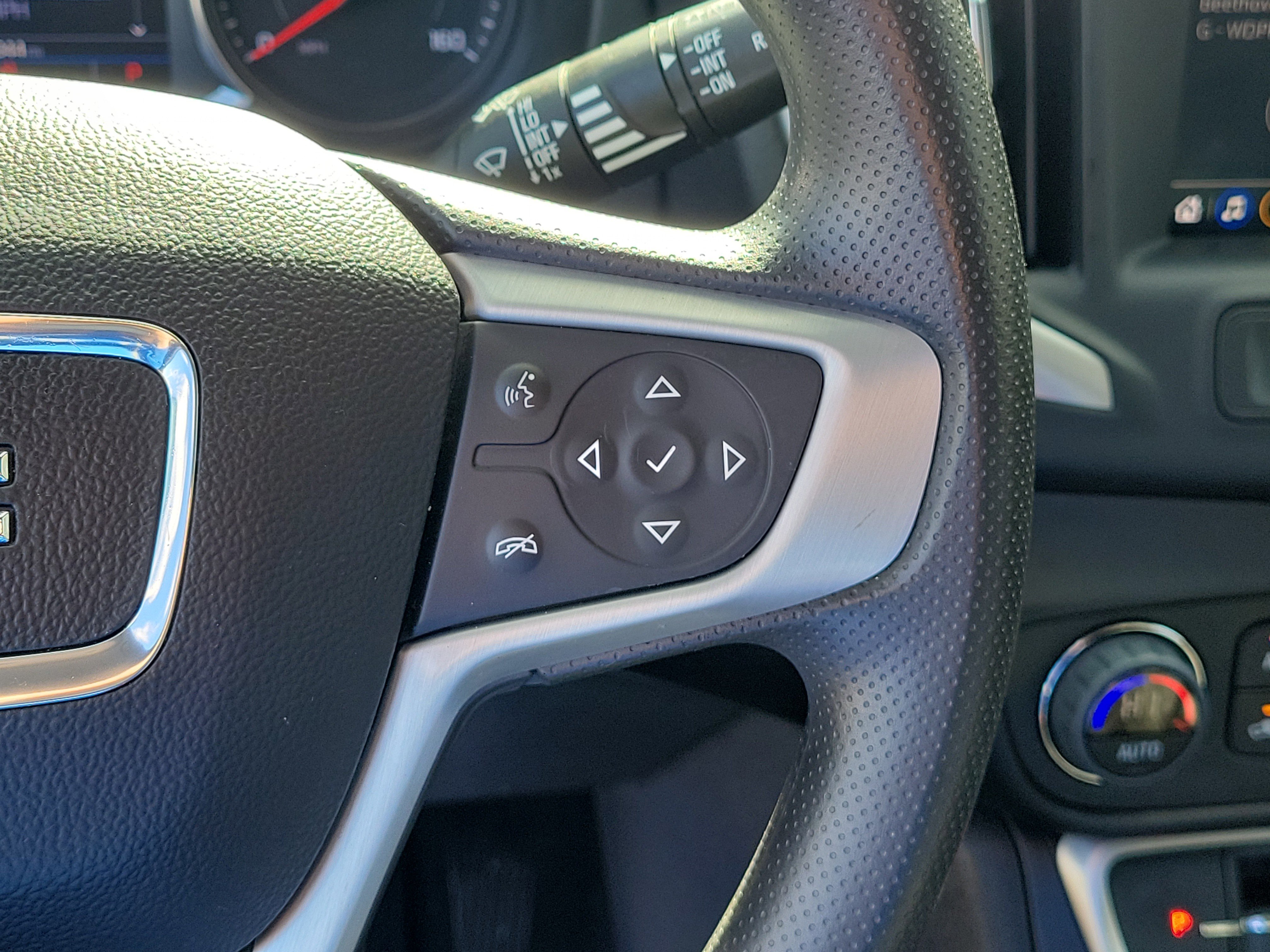 Used 2023 GMC Terrain SLE w/ Driver Convenience Package image 23