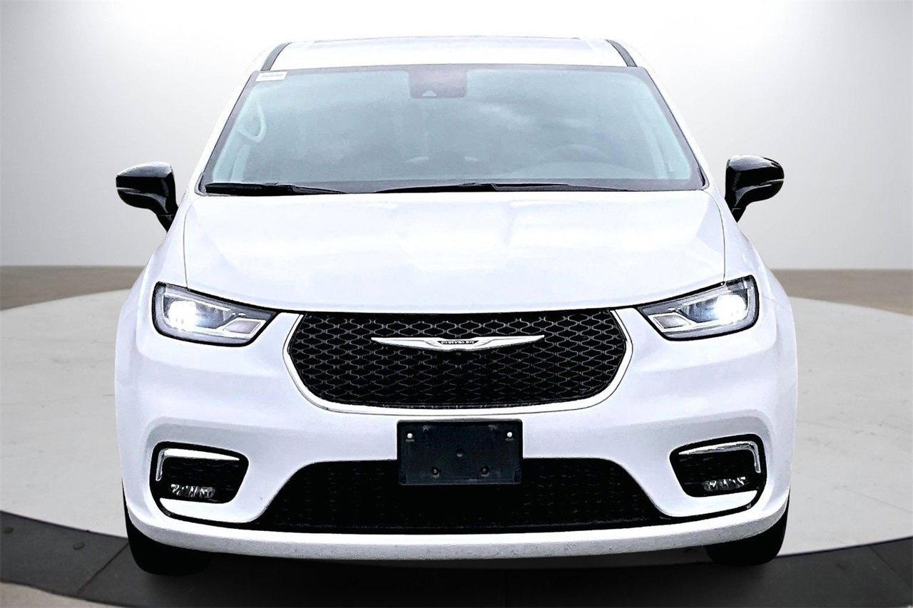 Certified 2024 Chrysler Pacifica Select image 3