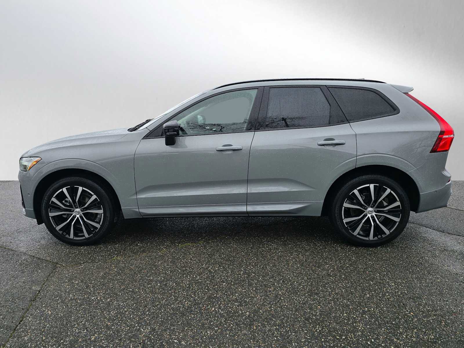 Certified 2025 Volvo XC60 B5 Plus image 6