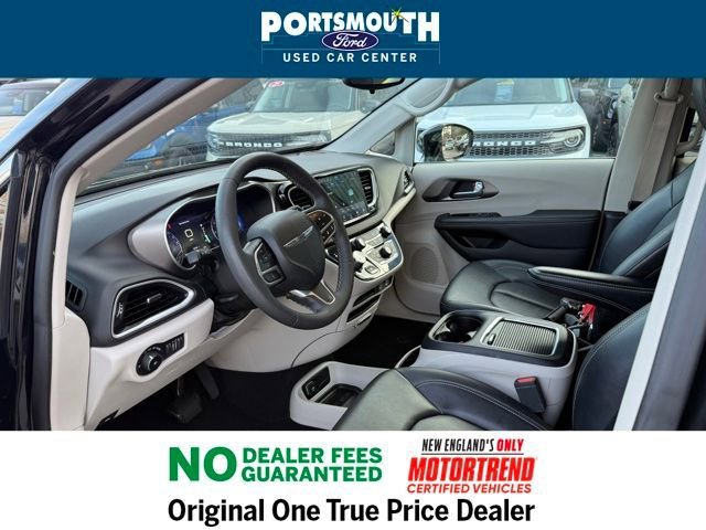 Used 2024 Chrysler Pacifica Touring-L image 4