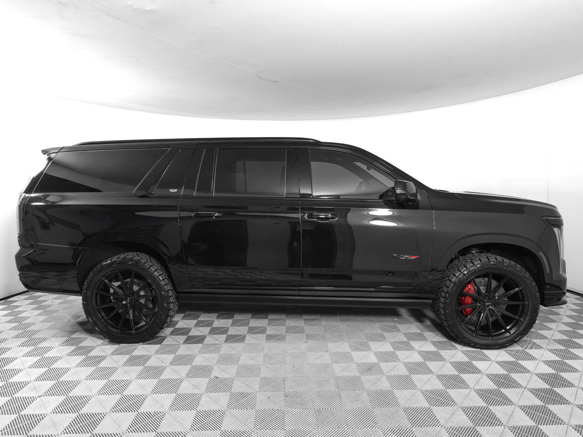 Used 2026 Cadillac Escalade ESV V w/ LPO, ONYX Package AWD/4WD image 4