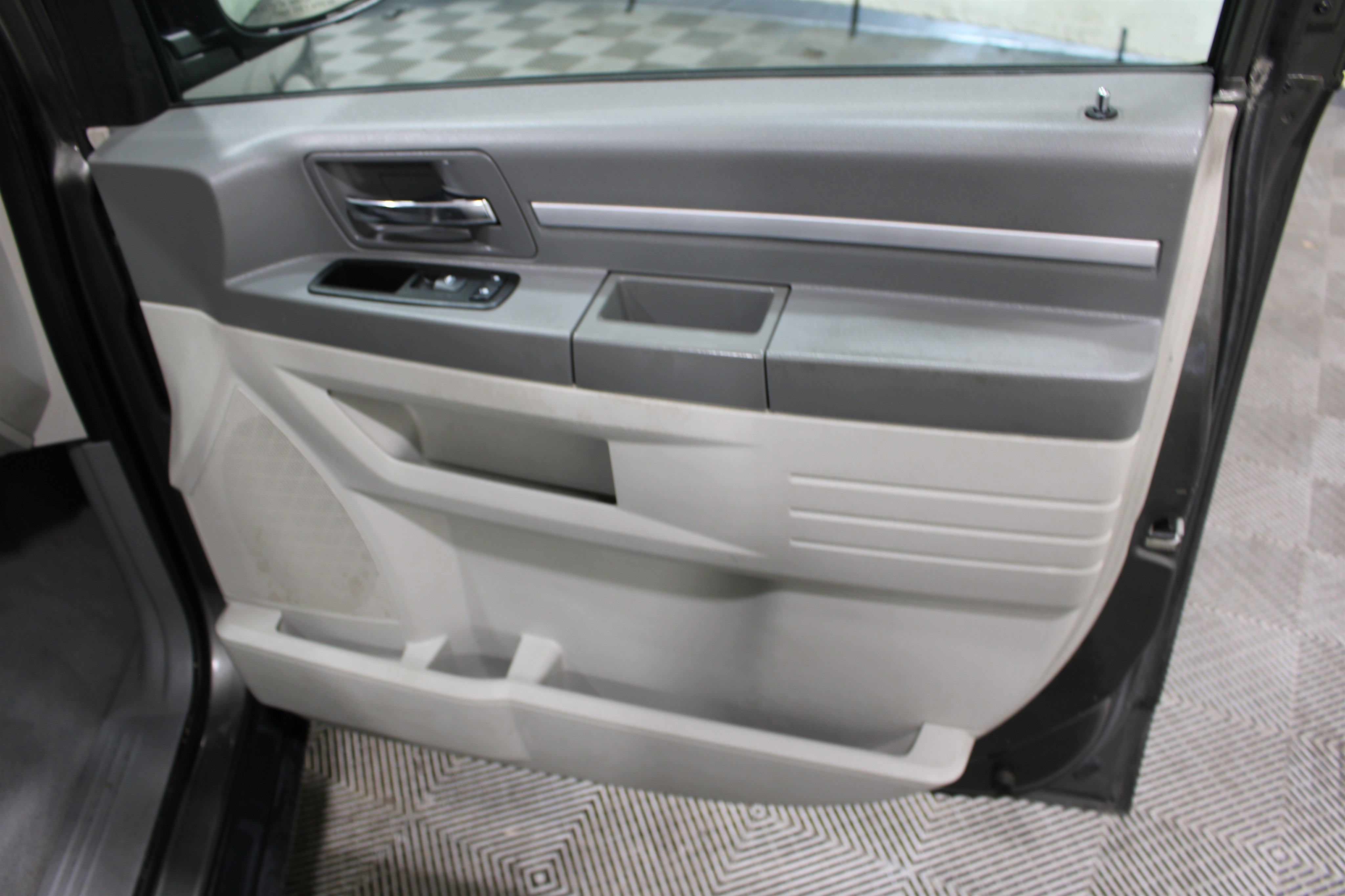 Used 2010 Dodge Grand Caravan SE FWD image 19