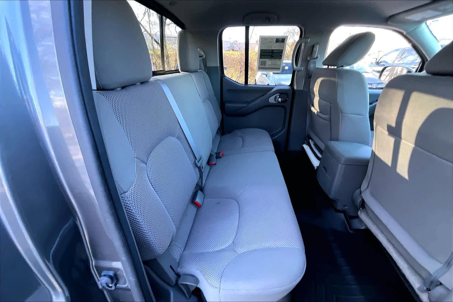 Used 2021 Nissan Frontier SV w/ Midnight Edition Floor Mats AWD/4WD image 18