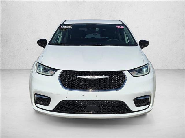 Used 2024 Chrysler Pacifica Touring-L image 2