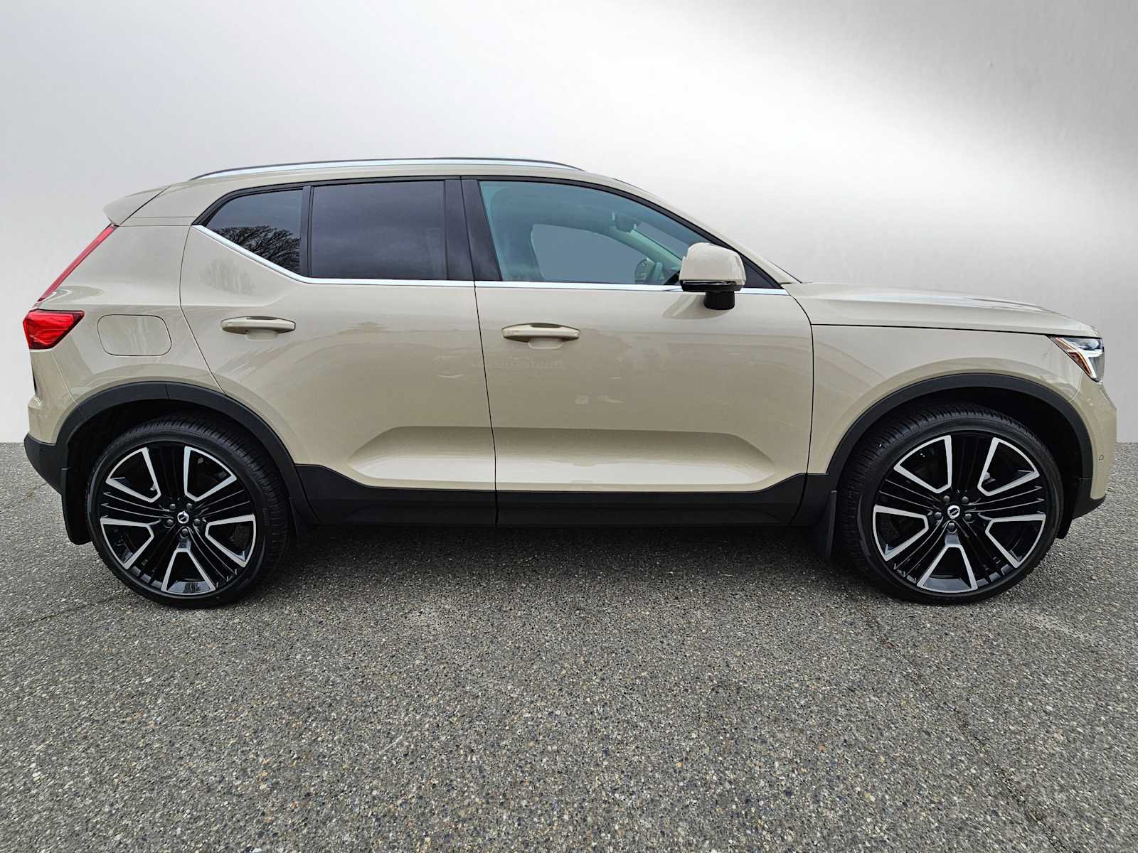 New 2025 Volvo XC40 B5 Plus w/ Climate Package AWD/4WD image 8