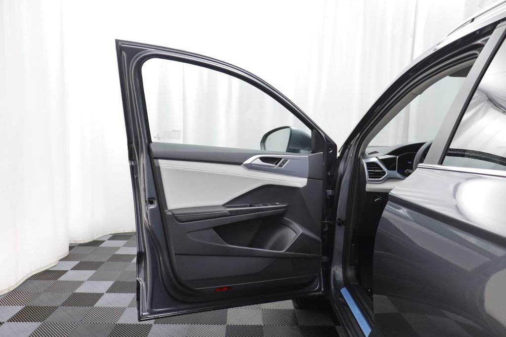 New 2026 Volkswagen Taos SE AWD/4WD image 5