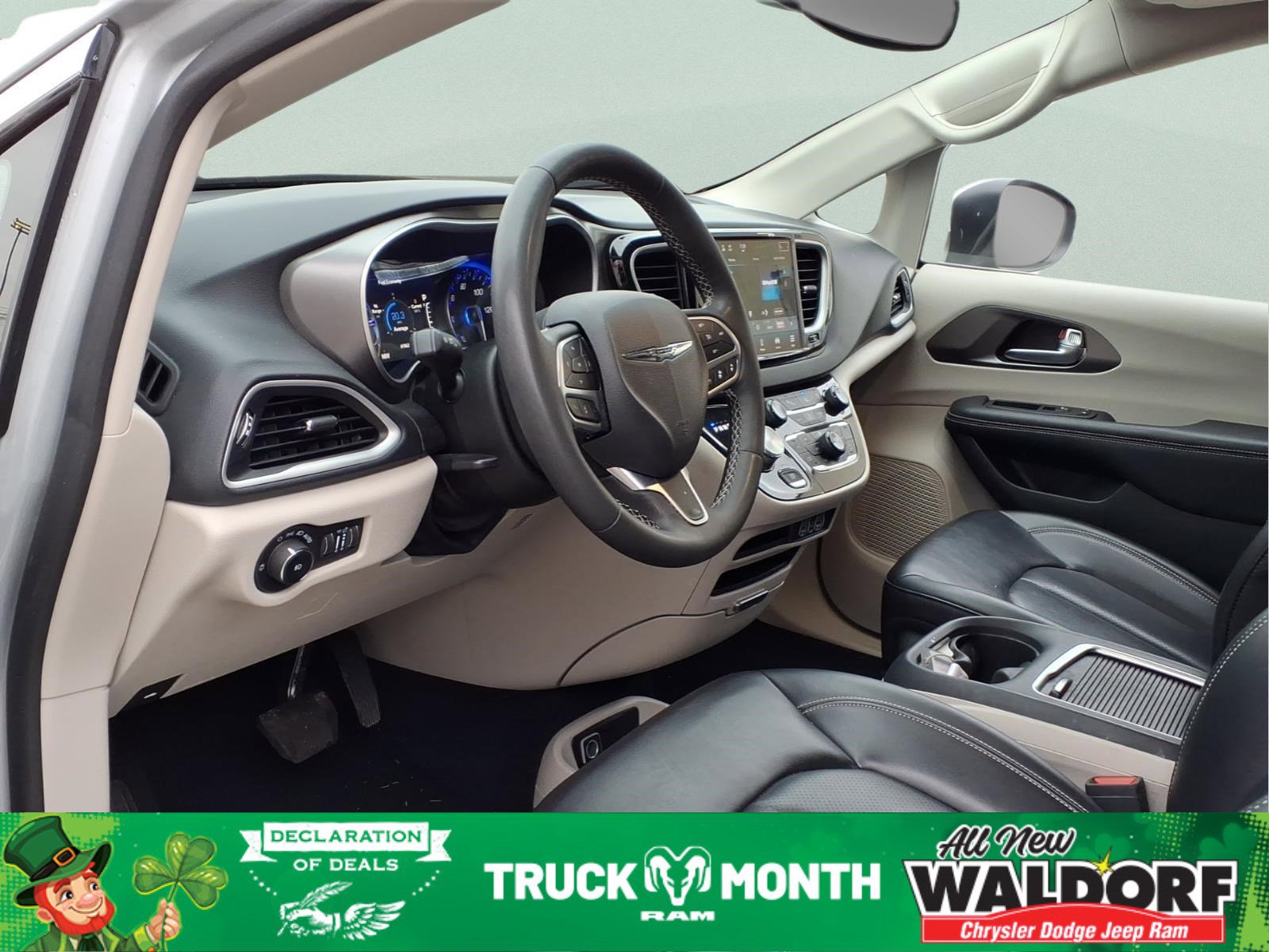 Used 2023 Chrysler Pacifica Touring-L image 7