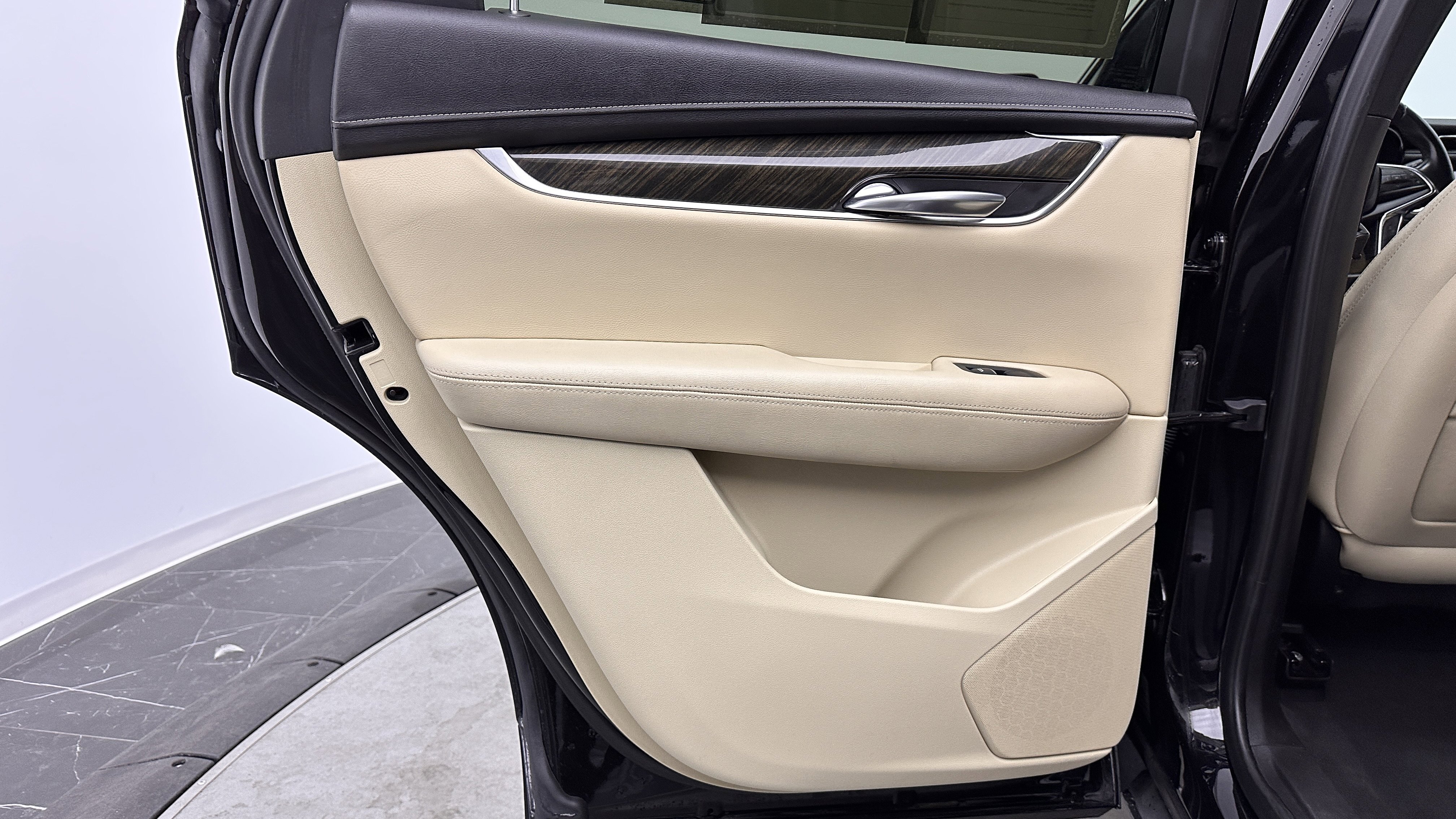 Used 2019 Cadillac XT5 FWD image 24