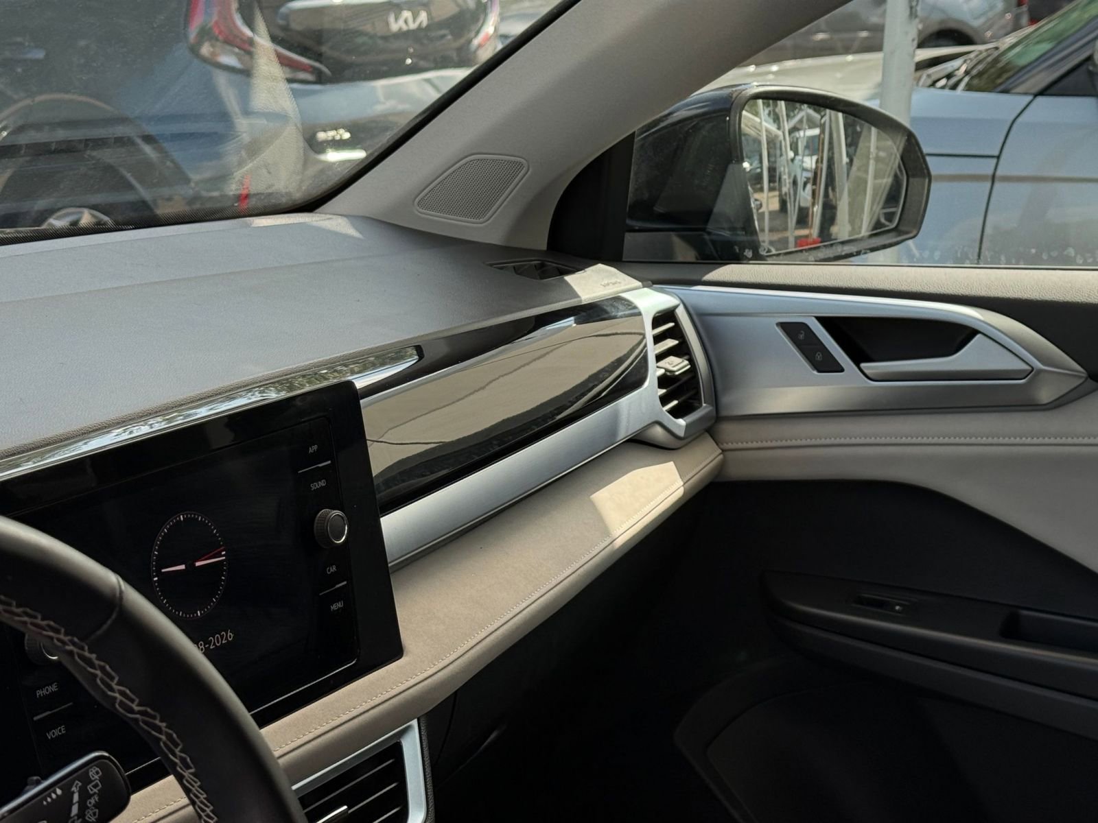 Used 2025 Volkswagen Taos SE FWD image 33