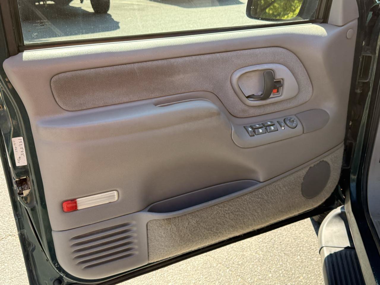 Used 1996 GMC Suburban 4WD image 8