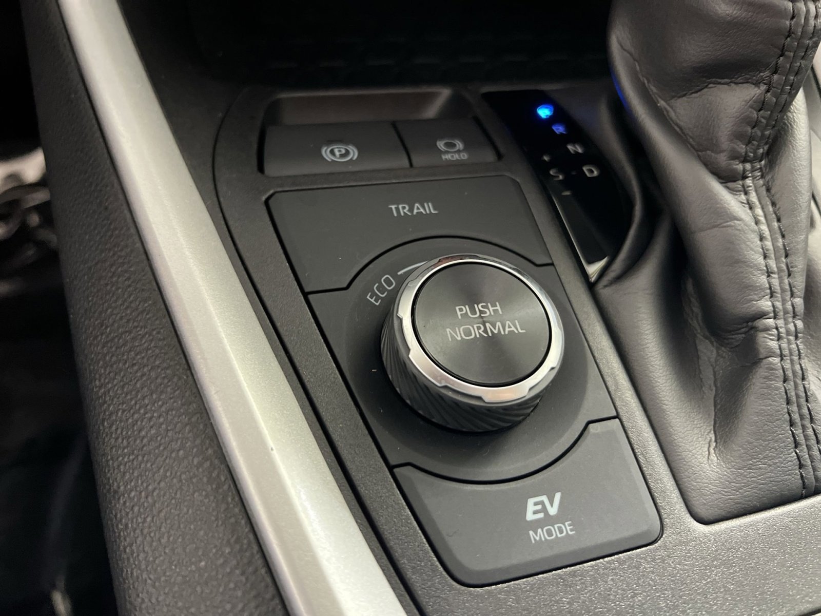 Used 2025 Toyota RAV4 LE image 32