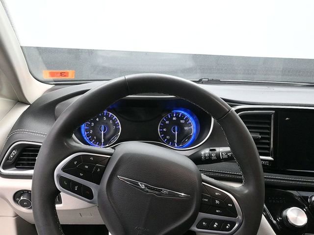 Used 2023 Chrysler Pacifica Touring-L image 19