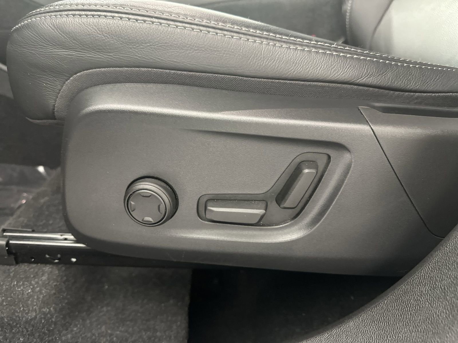 Used 2023 Volvo XC40 B5 Core image 16