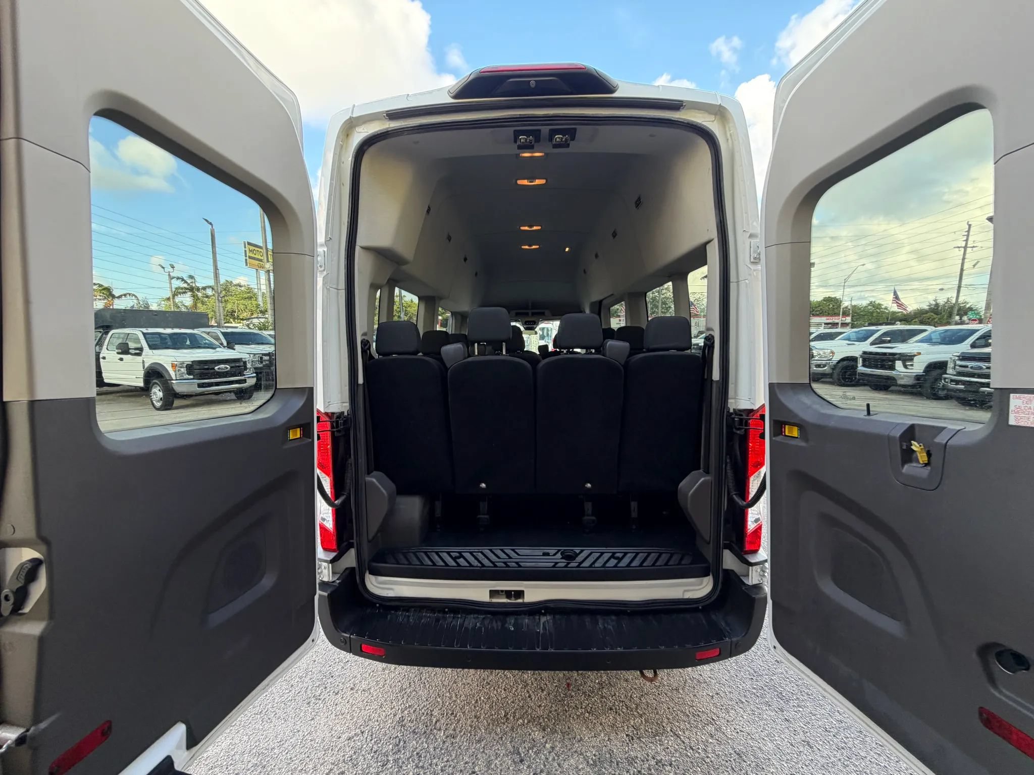 Used 2020 Ford Transit 350 XLT RWD image 5