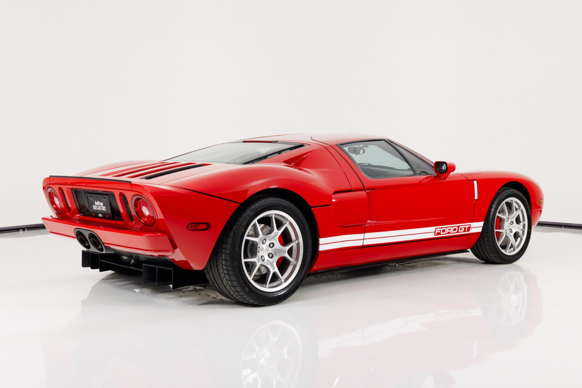 Used 2006 Ford GT RWD image 3