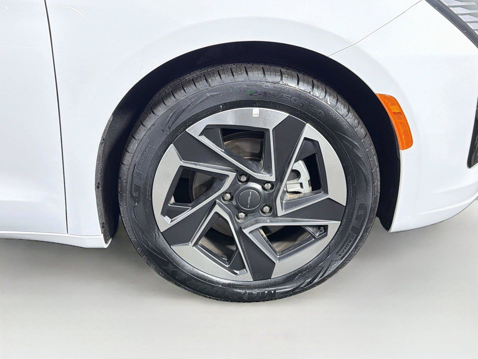 Used 2027 Chrysler Pacifica Limited FWD image 36