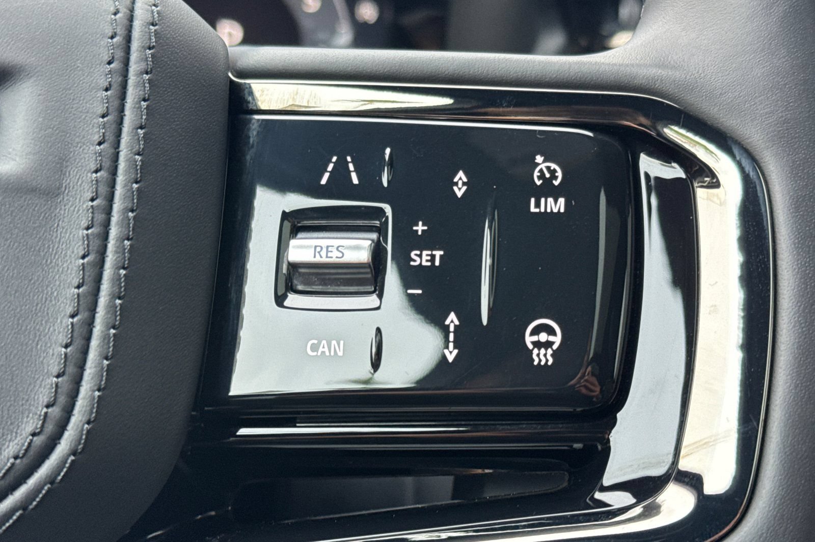 Certified 2026 Land Rover Range Rover Velar Dynamic SE AWD/4WD image 29