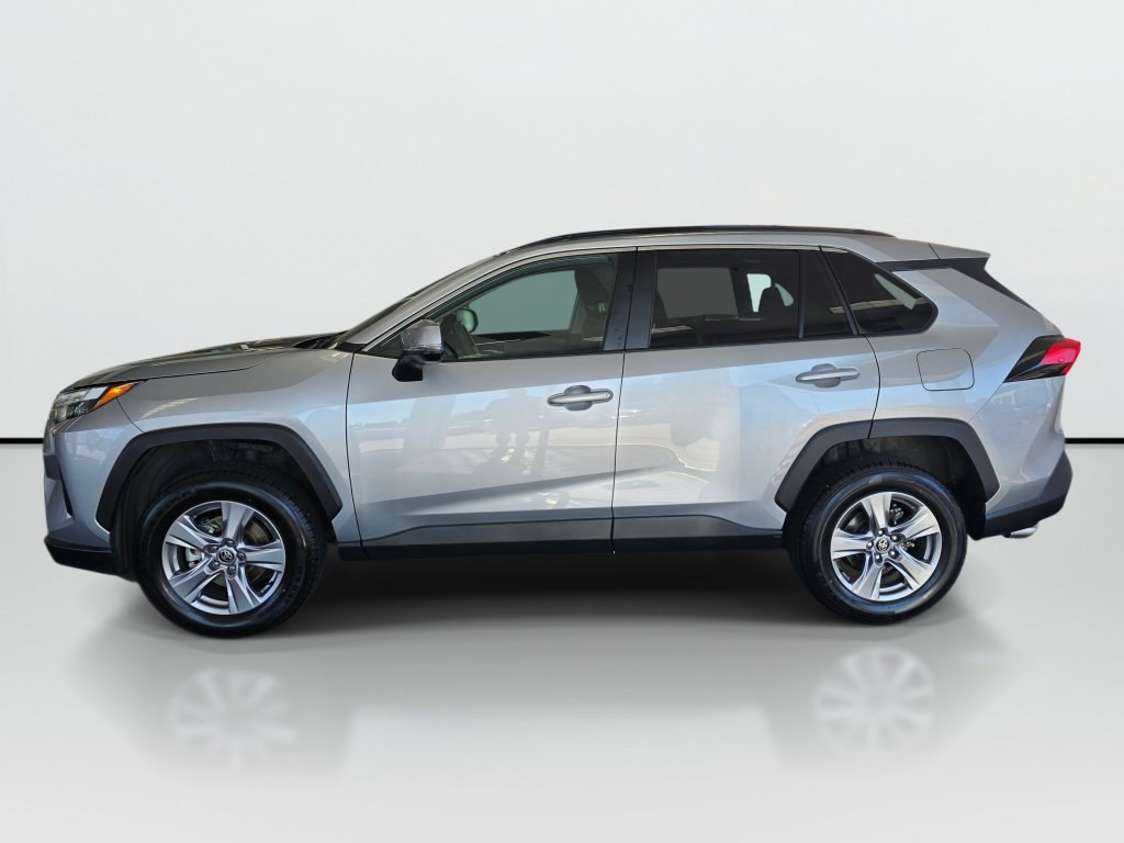 Used 2025 Toyota RAV4 XLE AWD/4WD image 2