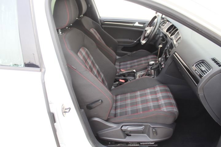 Used 2016 Volkswagen Golf S image 38