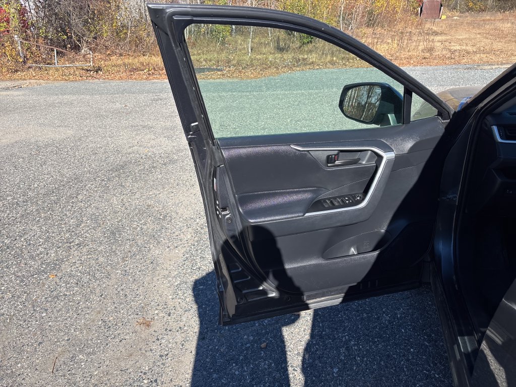Used 2019 Toyota RAV4 LE w/ Carpet Mat Package AWD/4WD image 10