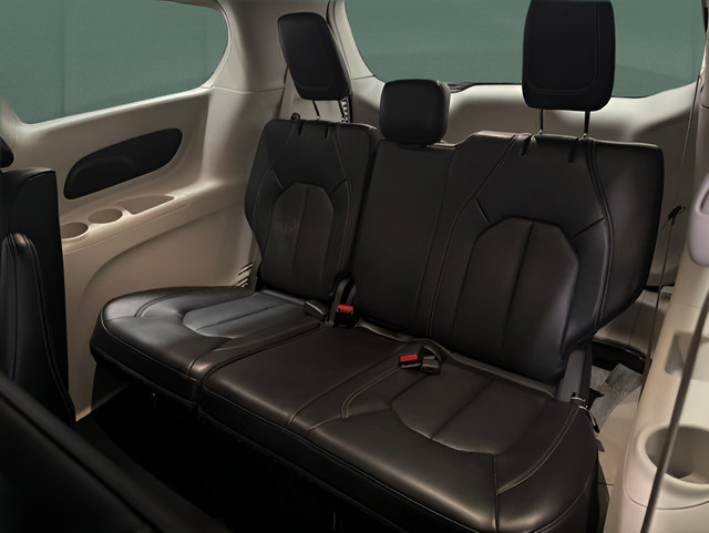 Used 2024 Chrysler Pacifica Limited FWD image 15