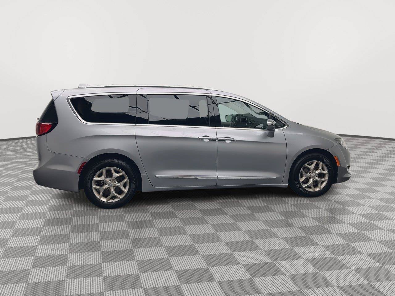 Used 2018 Chrysler Pacifica Limited FWD image 42