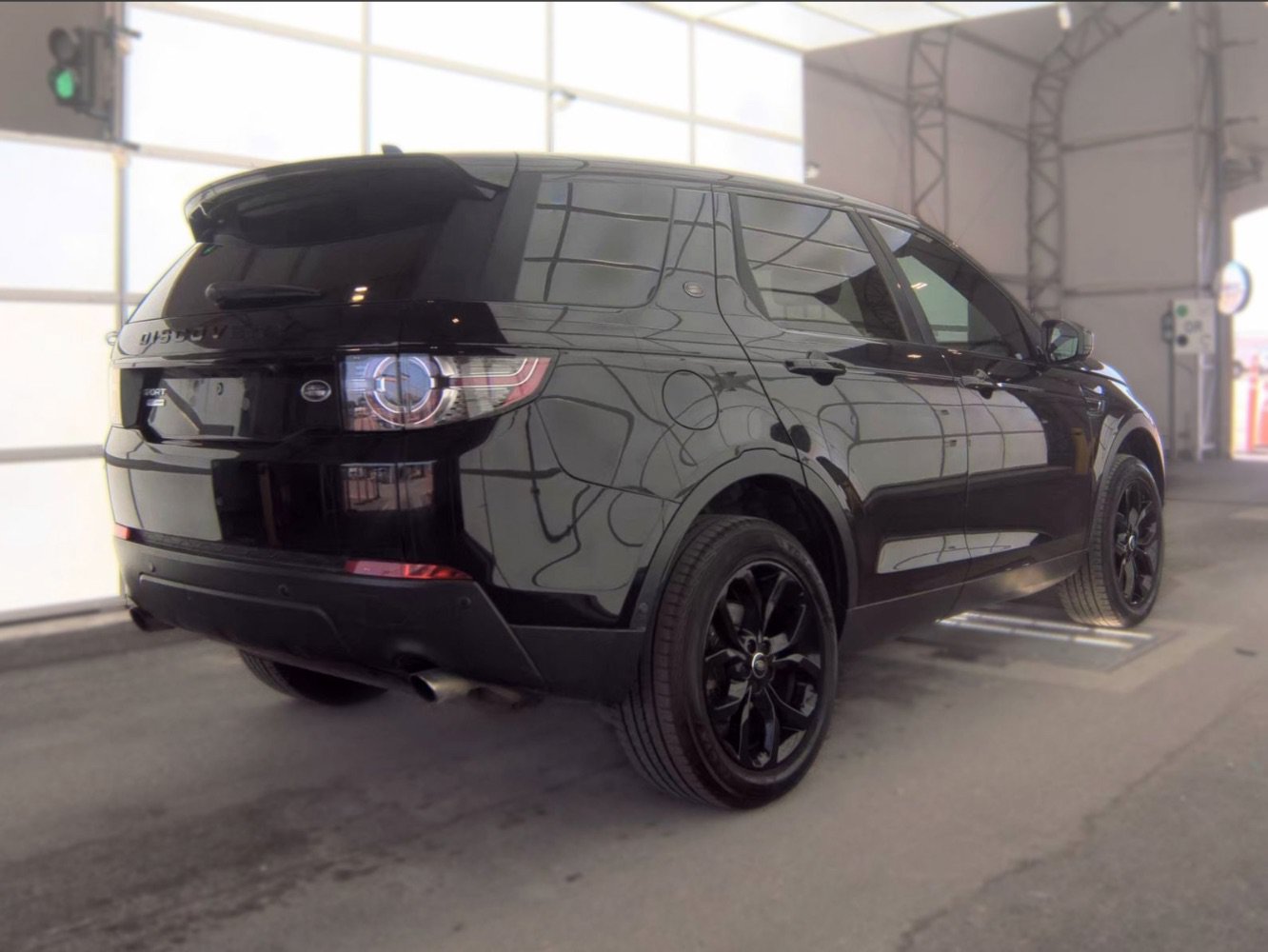 Used 2016 Land Rover Discovery Sport HSE Luxury AWD/4WD image 4