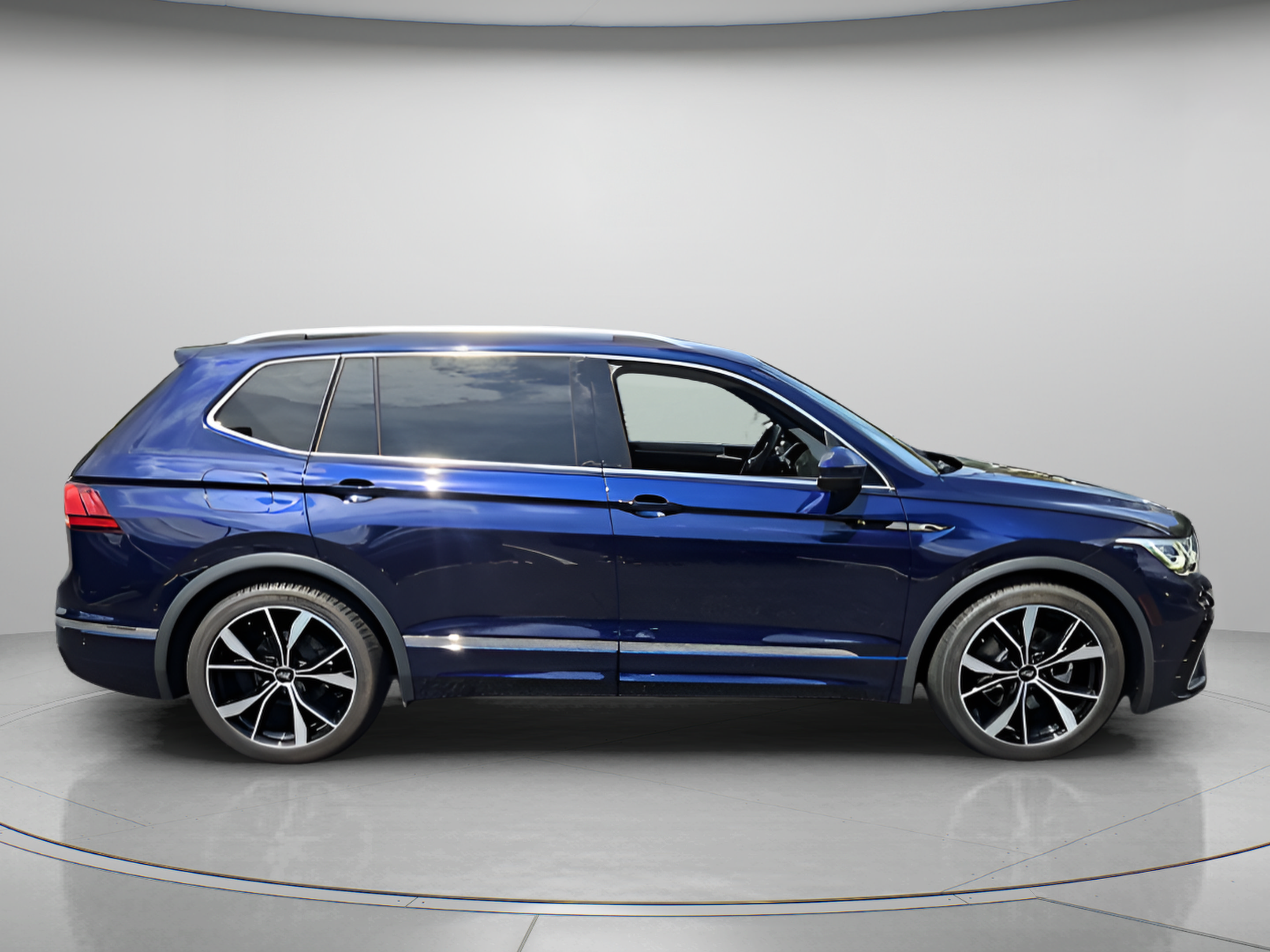 Used 2023 Volkswagen Tiguan SEL R-Line AWD/4WD image 6
