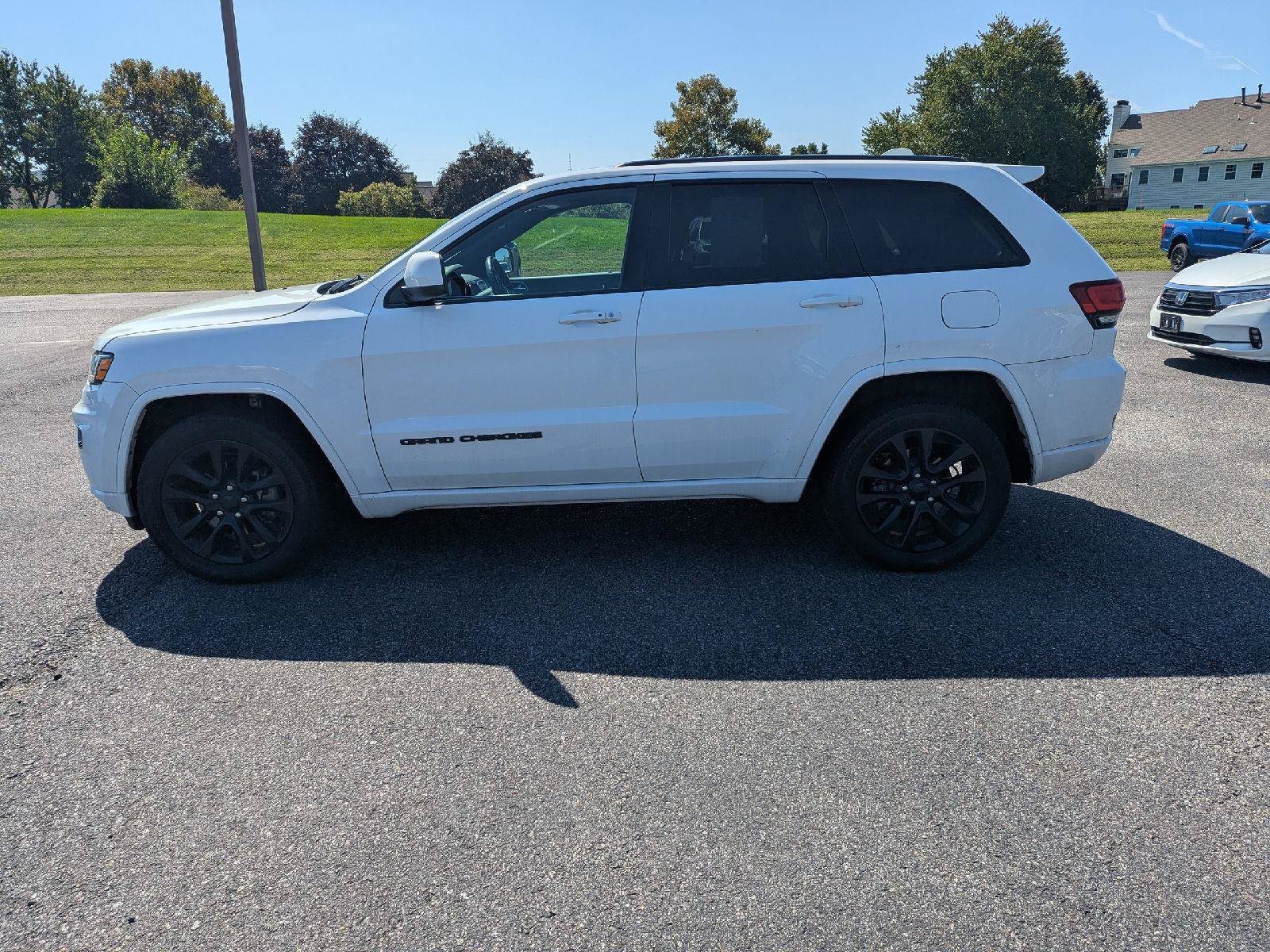 Used 2019 Jeep Grand Cherokee Altitude AWD/4WD image 4