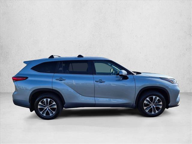 Used 2023 Toyota Highlander XLE FWD image 4