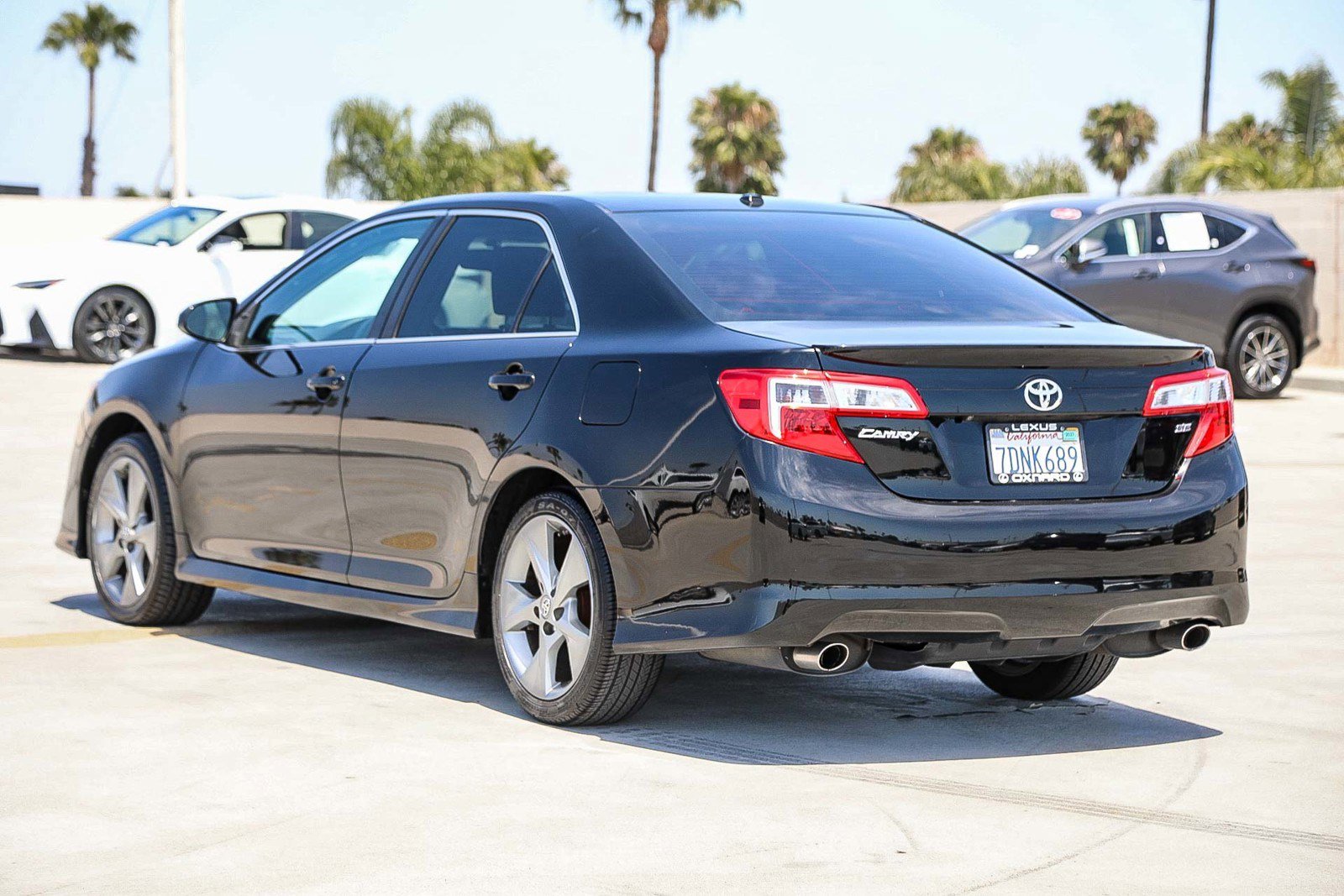 Used 2014 Toyota Camry SE w/ Leather Package FWD image 5
