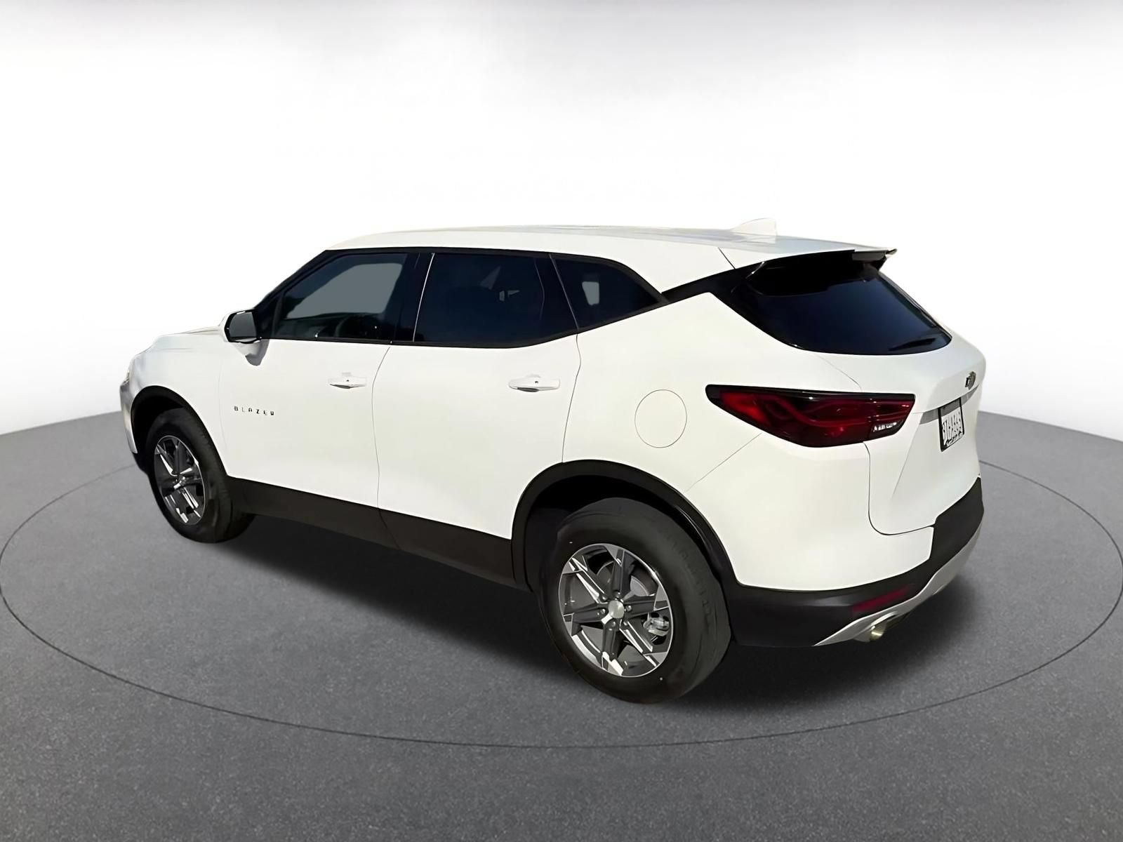 Used 2025 Chevrolet Blazer LT FWD image 9