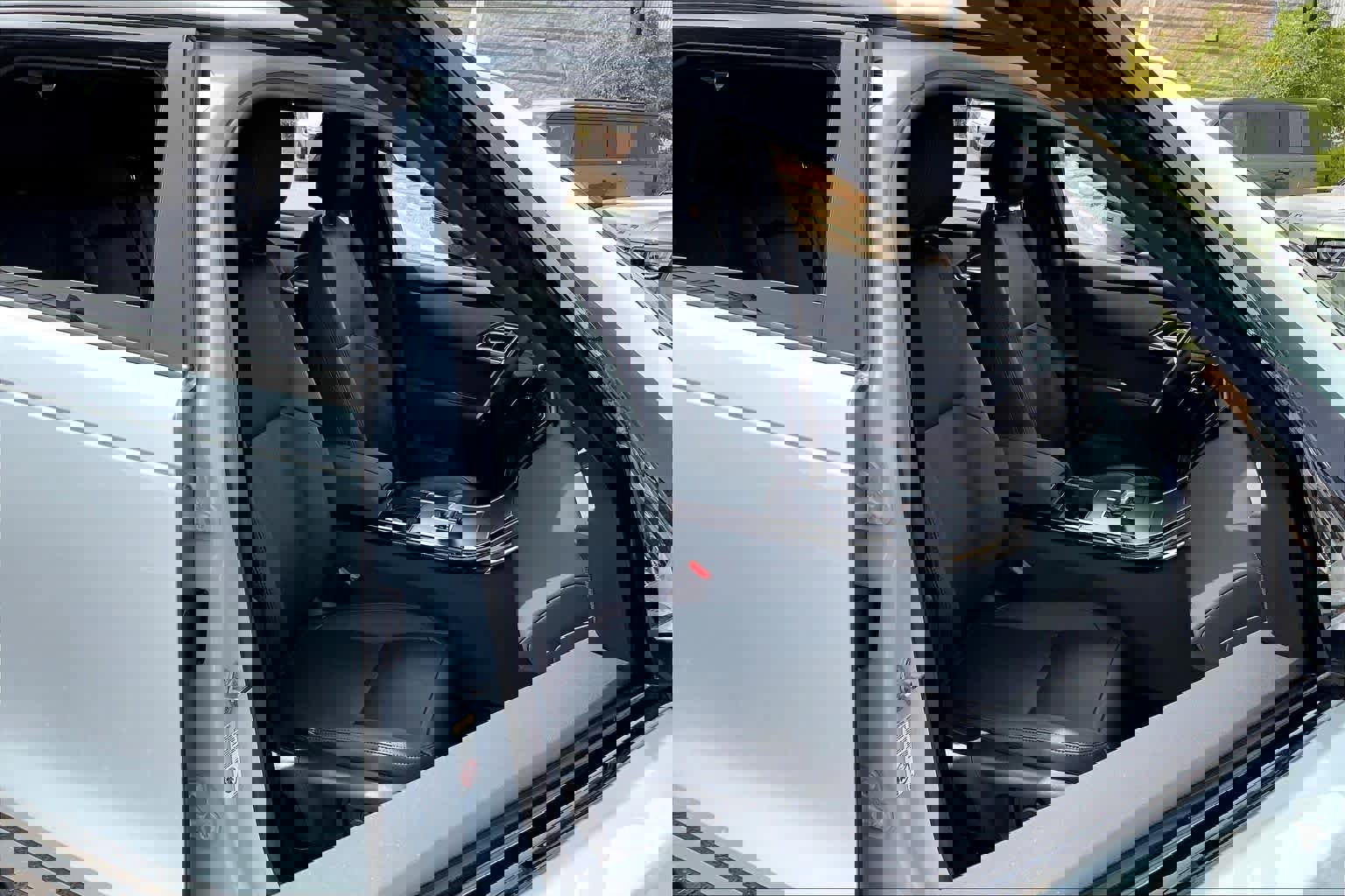 Used 2025 Land Rover Range Rover Velar Dynamic SE image 8