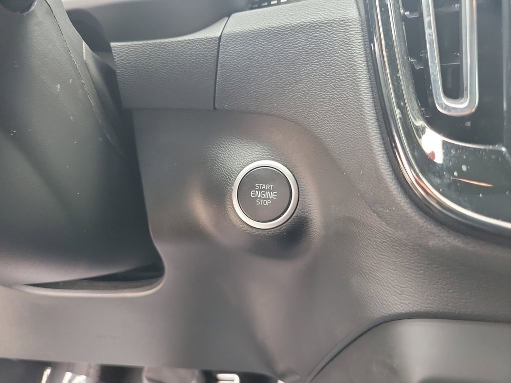 Used 2021 Volvo XC40 T5 R-Design w/ Climate Package AWD/4WD image 20