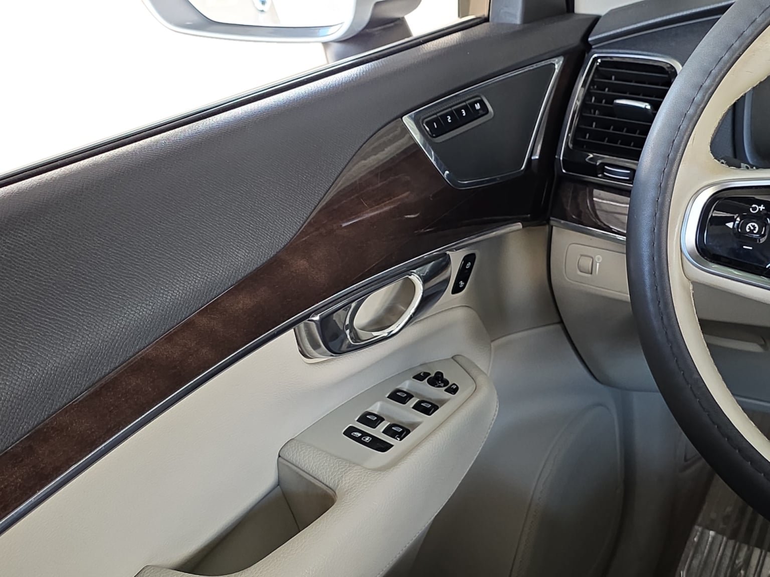 Used 2016 Volvo XC90 T6 Momentum AWD/4WD image 23