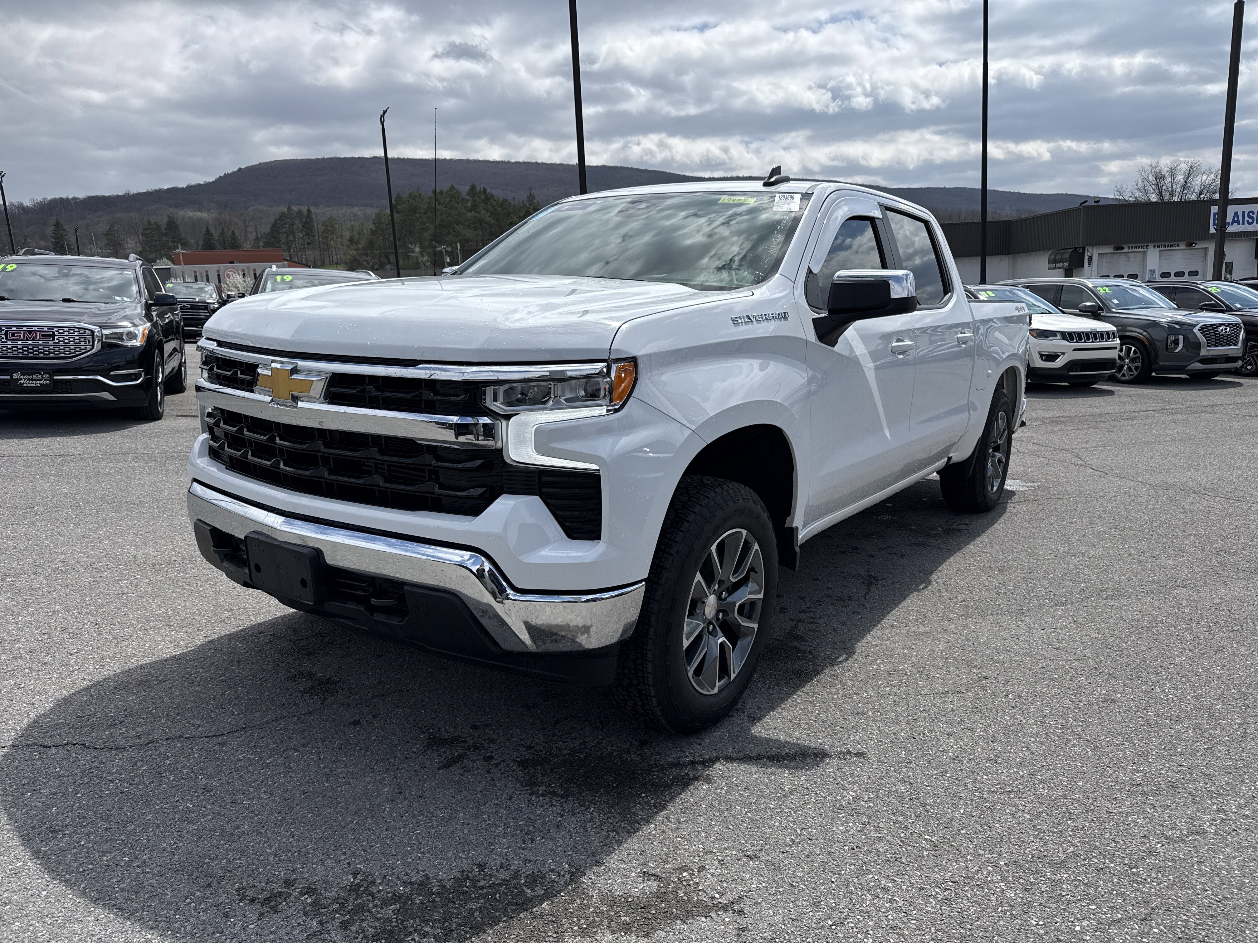 Used 2024 Chevrolet Silverado 1500 LT image 7