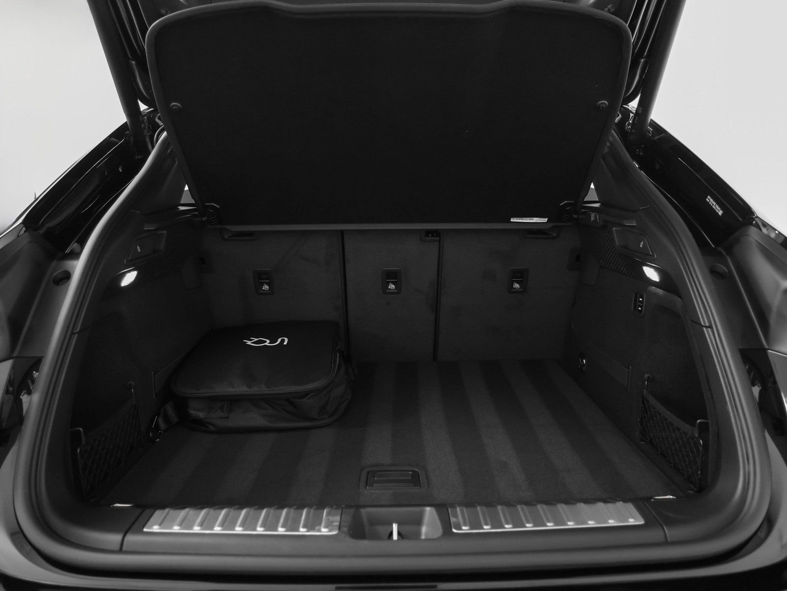Certified 2025 Porsche Macan 4S Electric AWD/4WD image 17