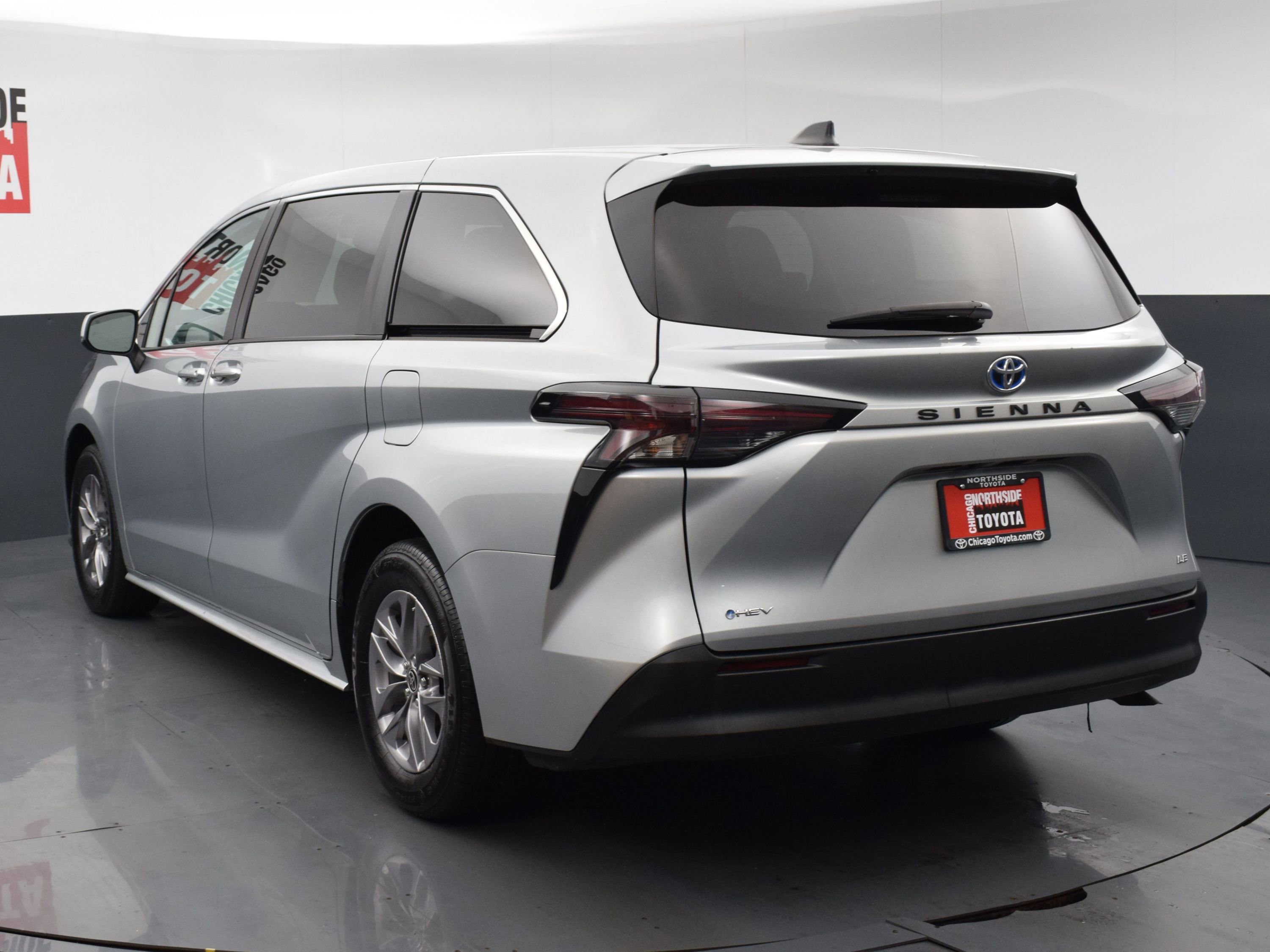Used 2025 Toyota Sienna LE FWD image 3