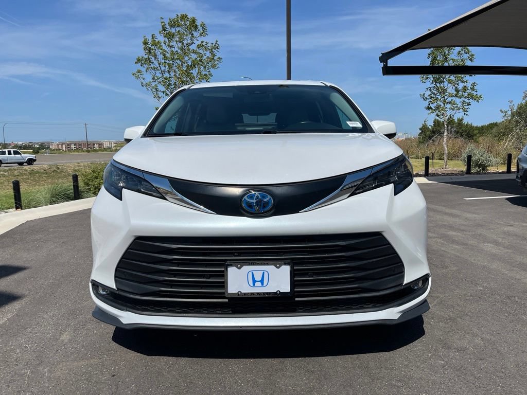 Used 2025 Toyota Sienna XLE FWD image 2
