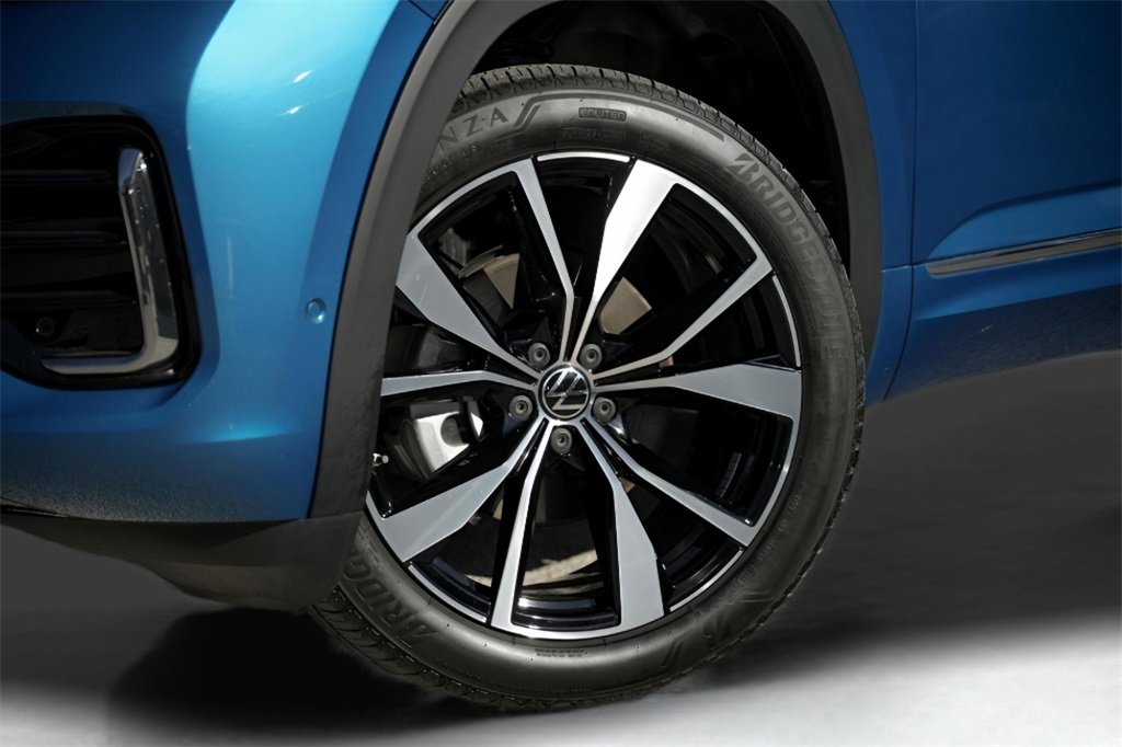 Used 2024 Volkswagen Atlas Cross Sport SEL Premium R-Line image 31