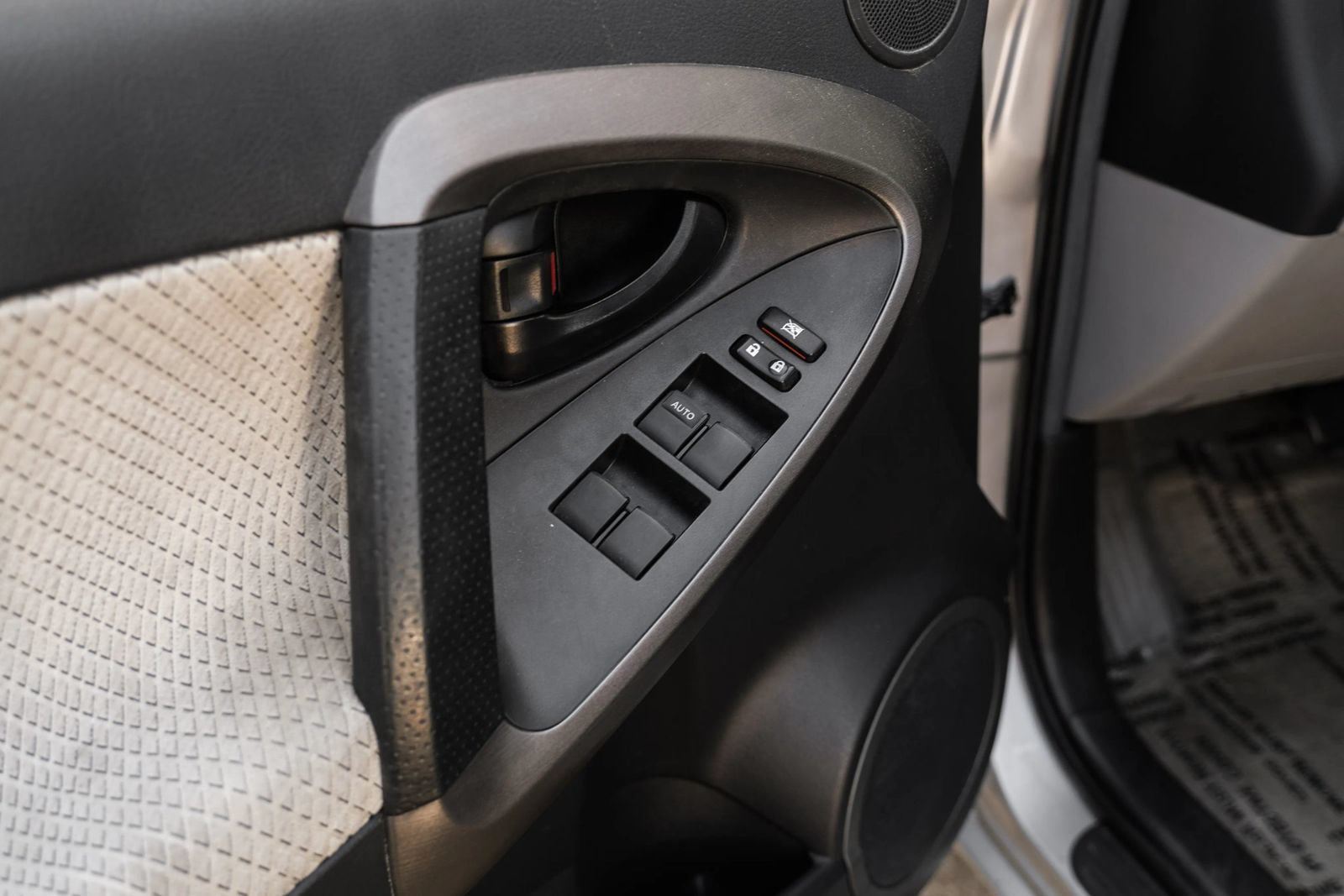 Used 2014 Toyota RAV4 EV FWD image 41