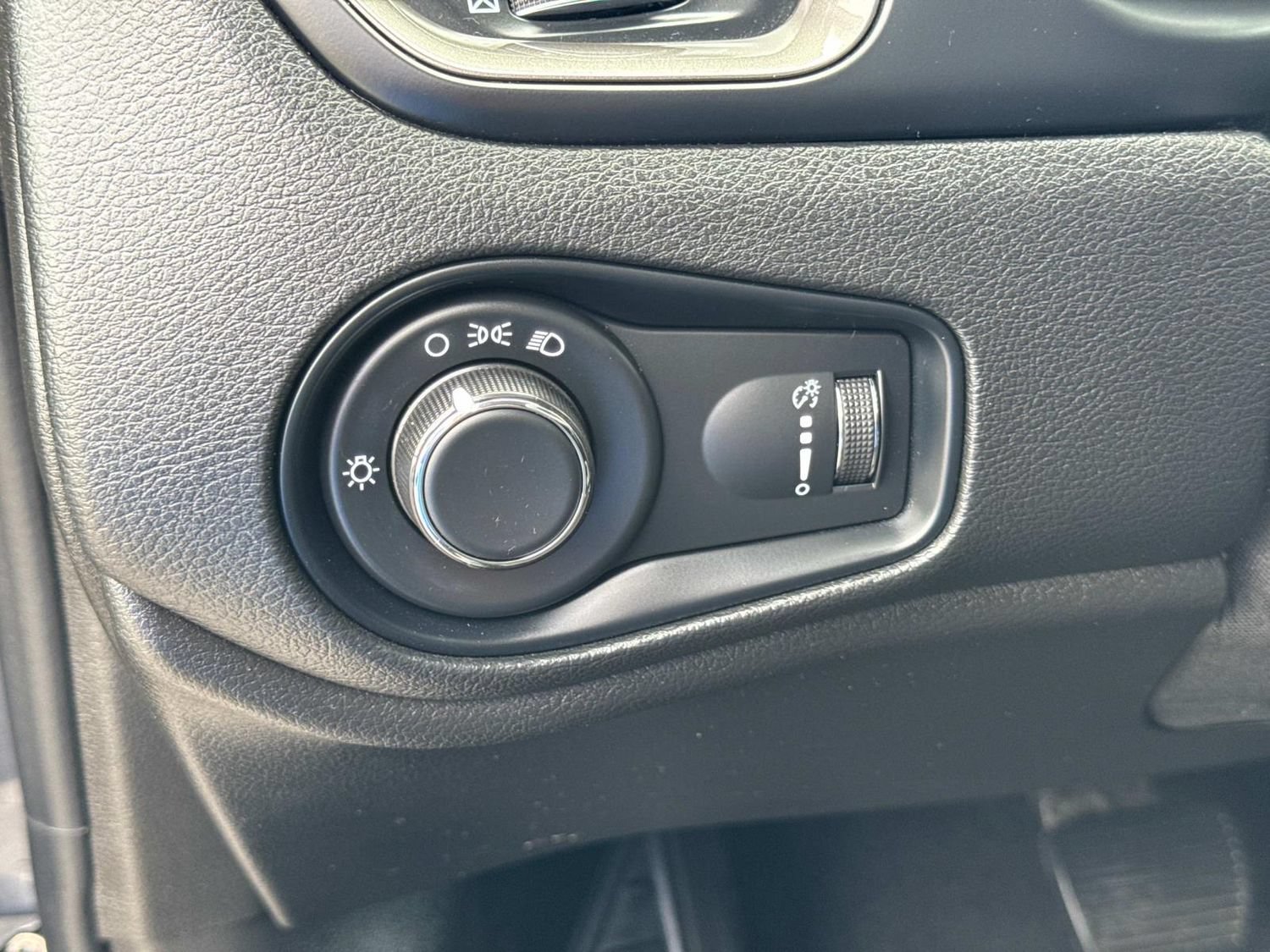Used 2023 Jeep Renegade Latitude AWD/4WD image 30