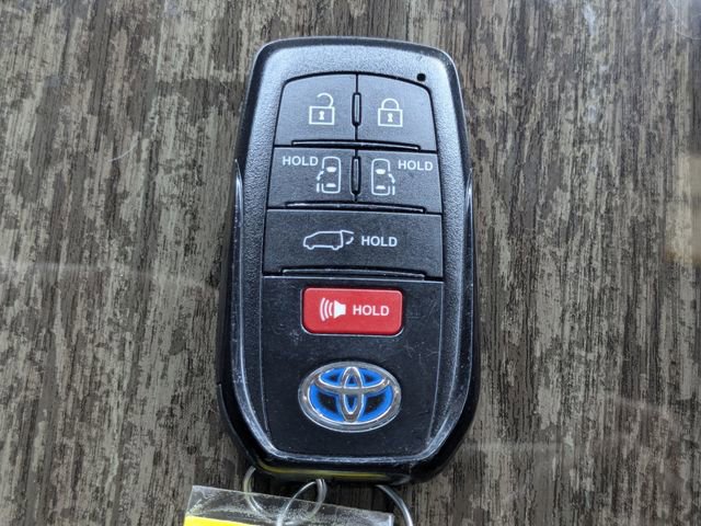 Used 2025 Toyota Sienna Platinum FWD image 47
