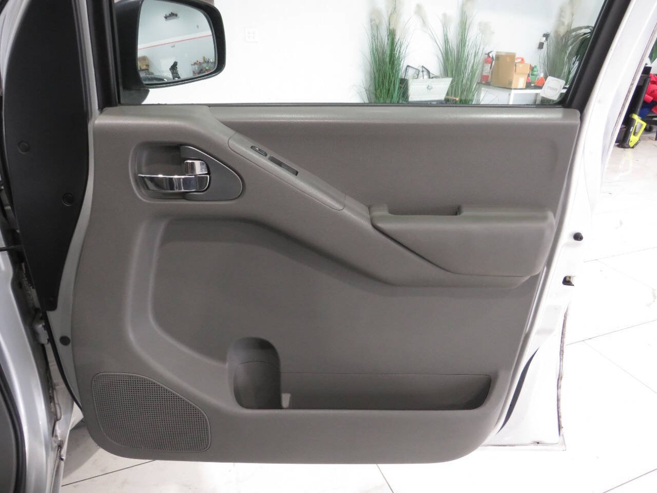 Used 2013 Nissan Frontier SV w/ SV Value Truck Pkg RWD image 23