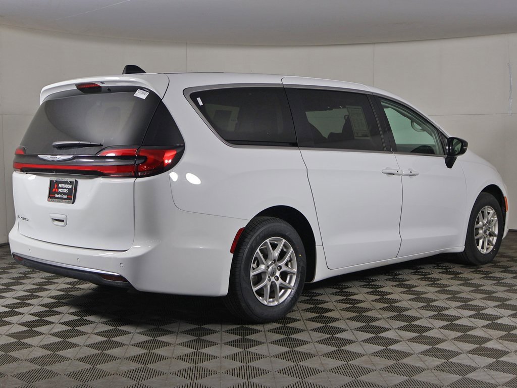 Used 2024 Chrysler Pacifica Touring-L image 10