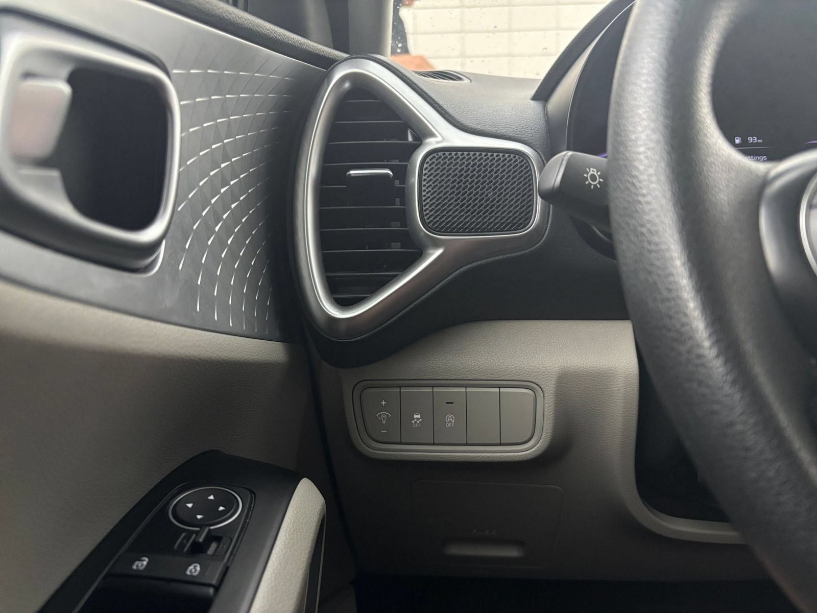 Used 2025 Kia Soul LX w/ LX Technology Package FWD image 30