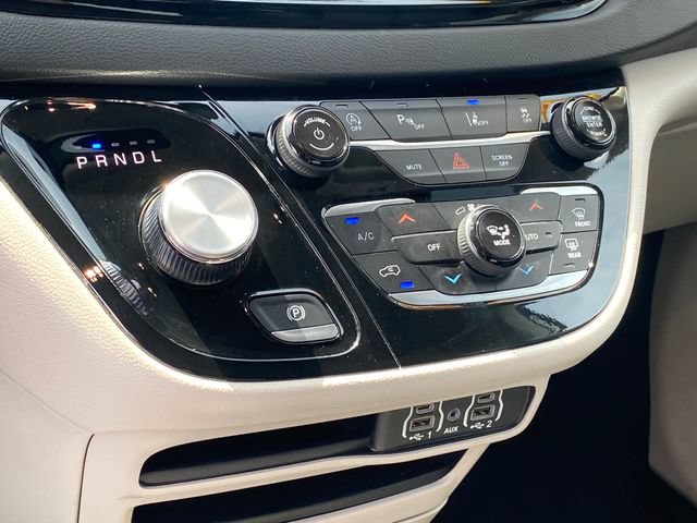 Used 2024 Chrysler Pacifica Touring-L FWD image 12