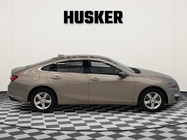 Used 2022 Chevrolet Malibu LT FWD image 2